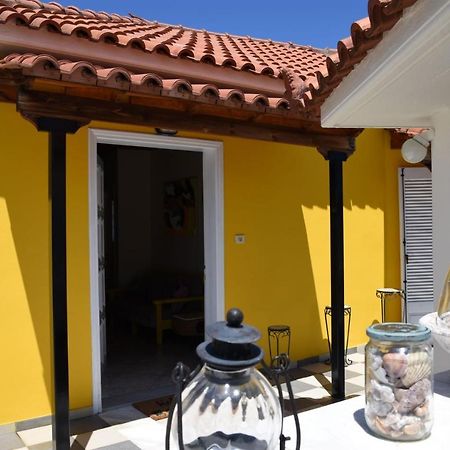 The Yellow Art Home Каламата Екстериор снимка
